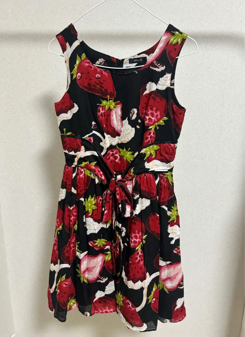 【MILK】美品 ミルク ホイップベリー ワンピース いちご 苺 黒 MILK ミルク ホイップベリーワンピース黒 いちご 苺 イチゴ