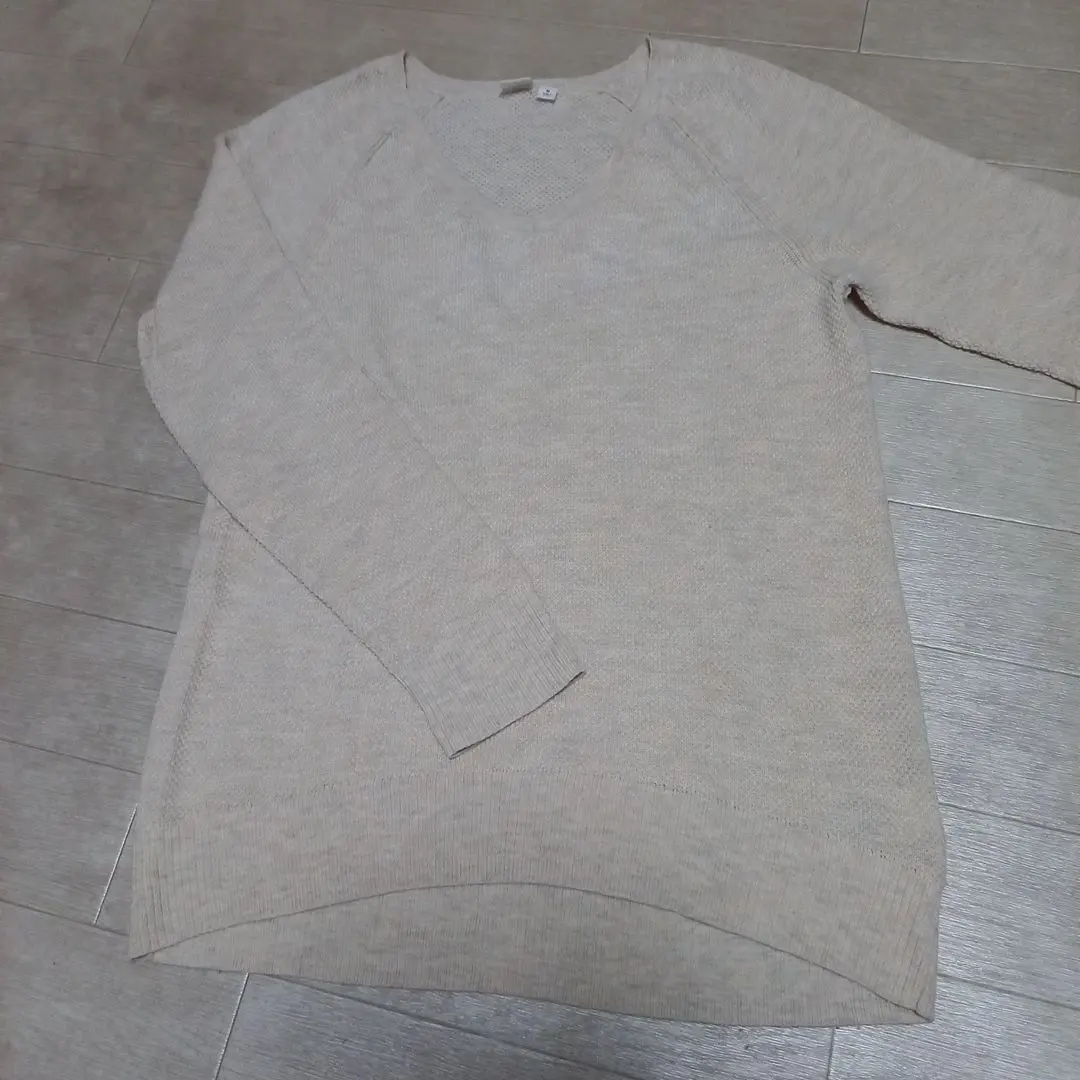 Thumbnail of GAP V-neck long-sleeved spring knit sweater, size M