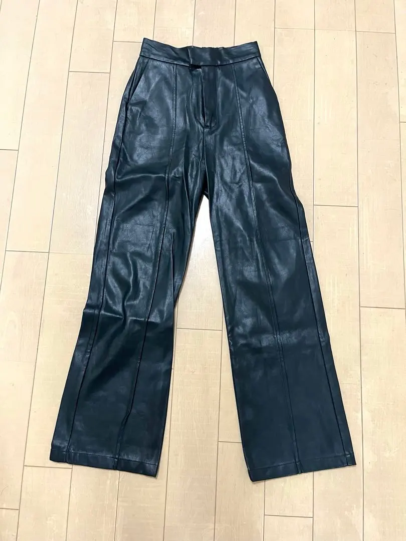 Thumbnail of Stylish, flattering black and green leather pants