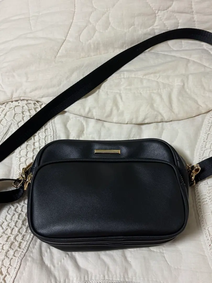 Thumbnail of Women's shoulder bag