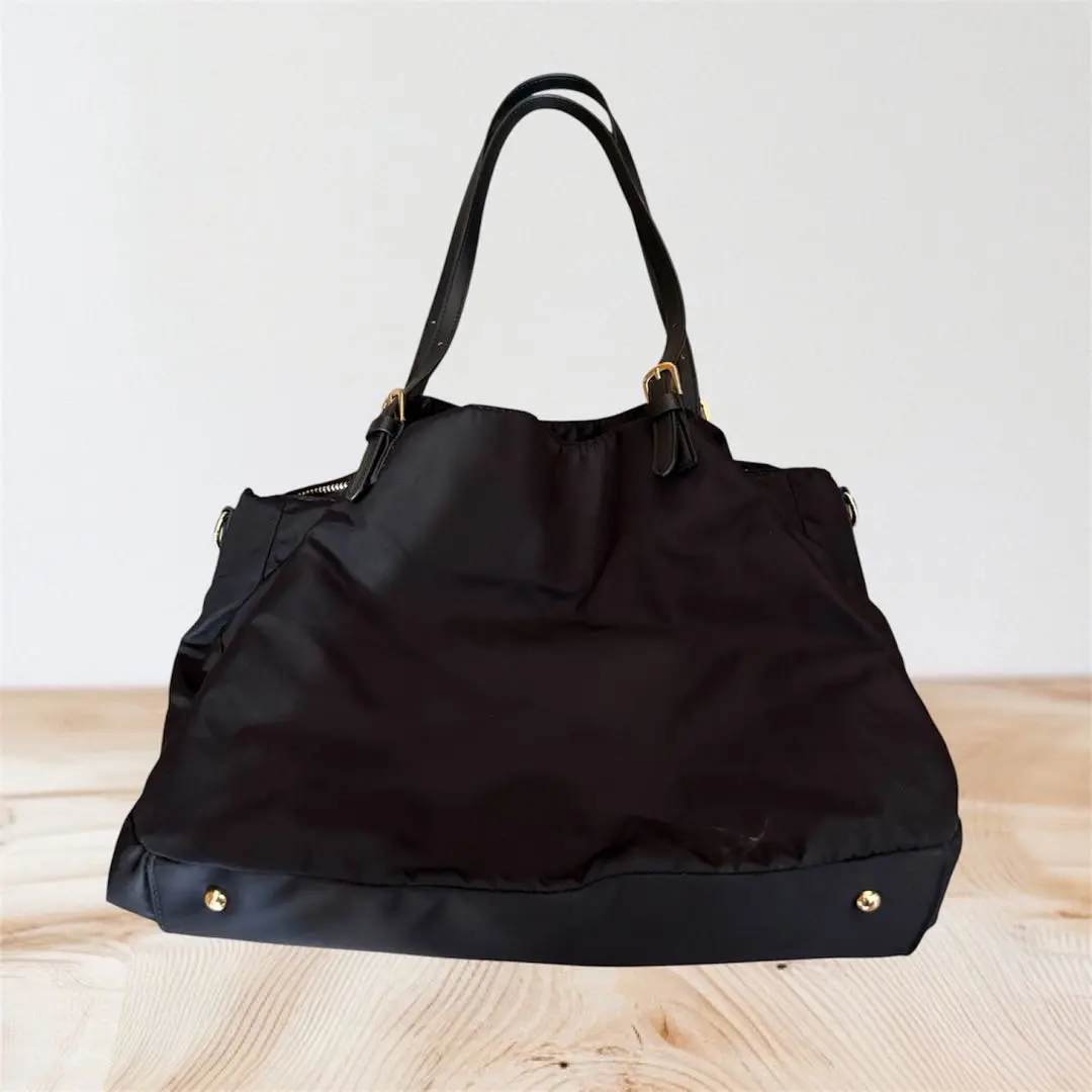 黑色尼龍肩背包 的縮圖