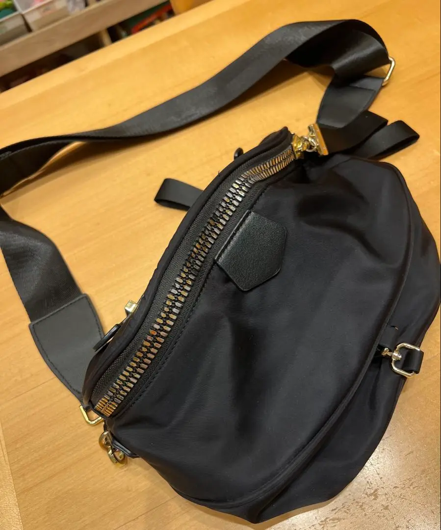 PECHINCHAR ペシンシャ バッジ レザー ボディバッグ ウエストポーチ PECHINCHAR ペシンシャ バッジ レザー ボディバッグ ウエストポーチ