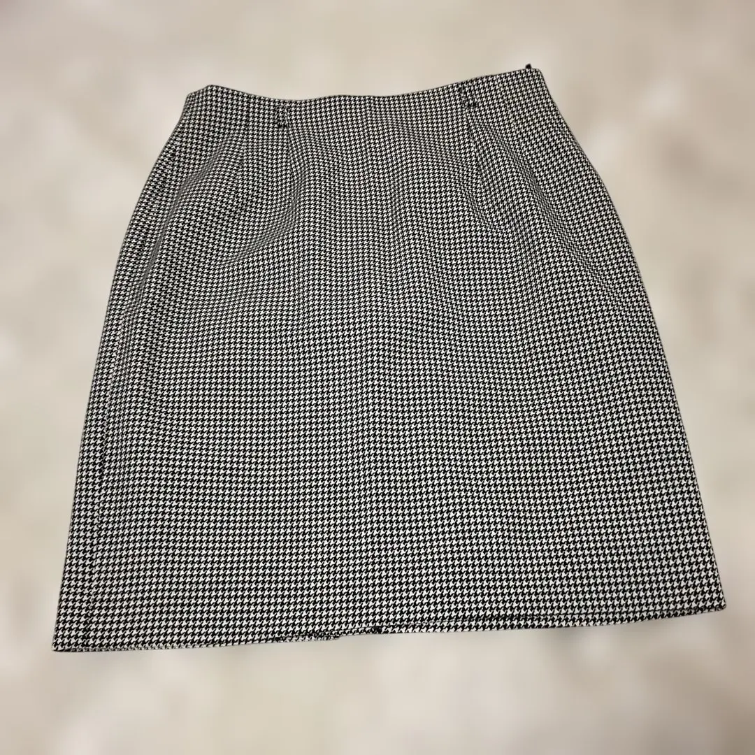Thumbnail of Houndstooth pattern tight skirt