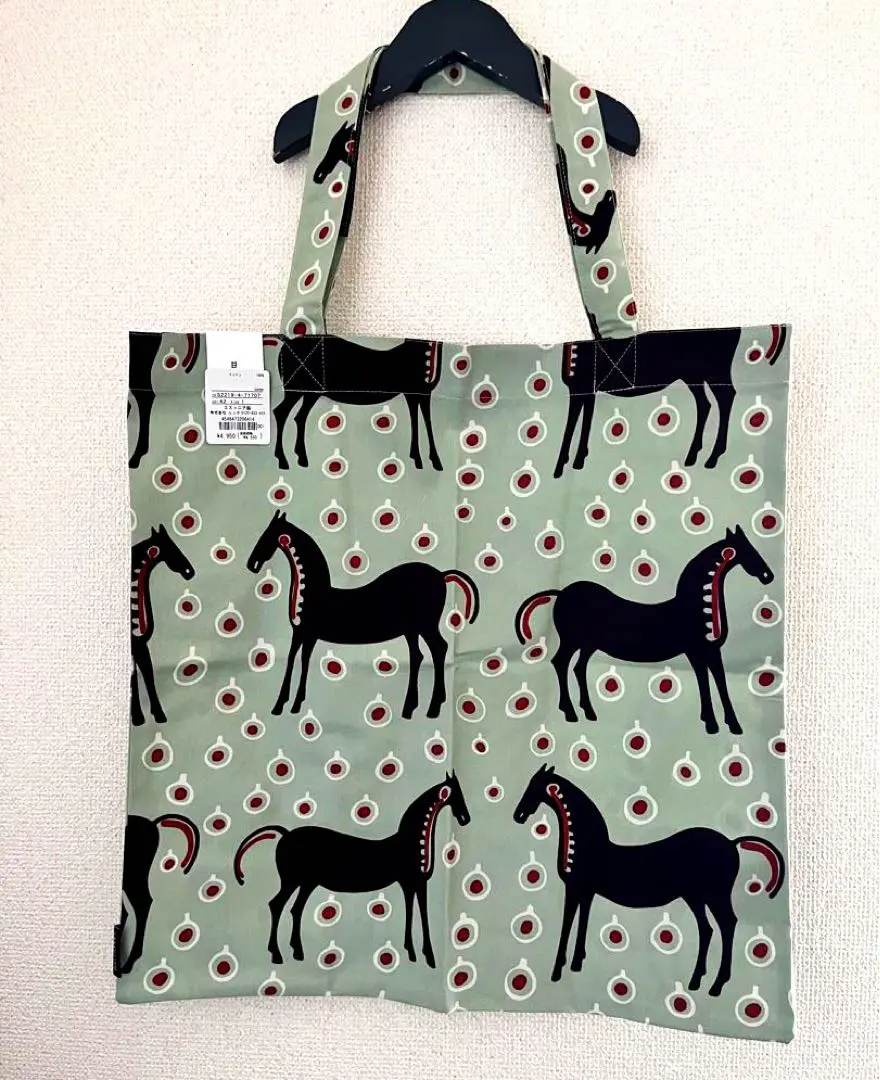 ▶︎新品未使用　マリメッコ　marimekko エプロン　ムスタタンマ◀︎ 新品 マリメッコ ムスタタンマ エプロン - メルカリ