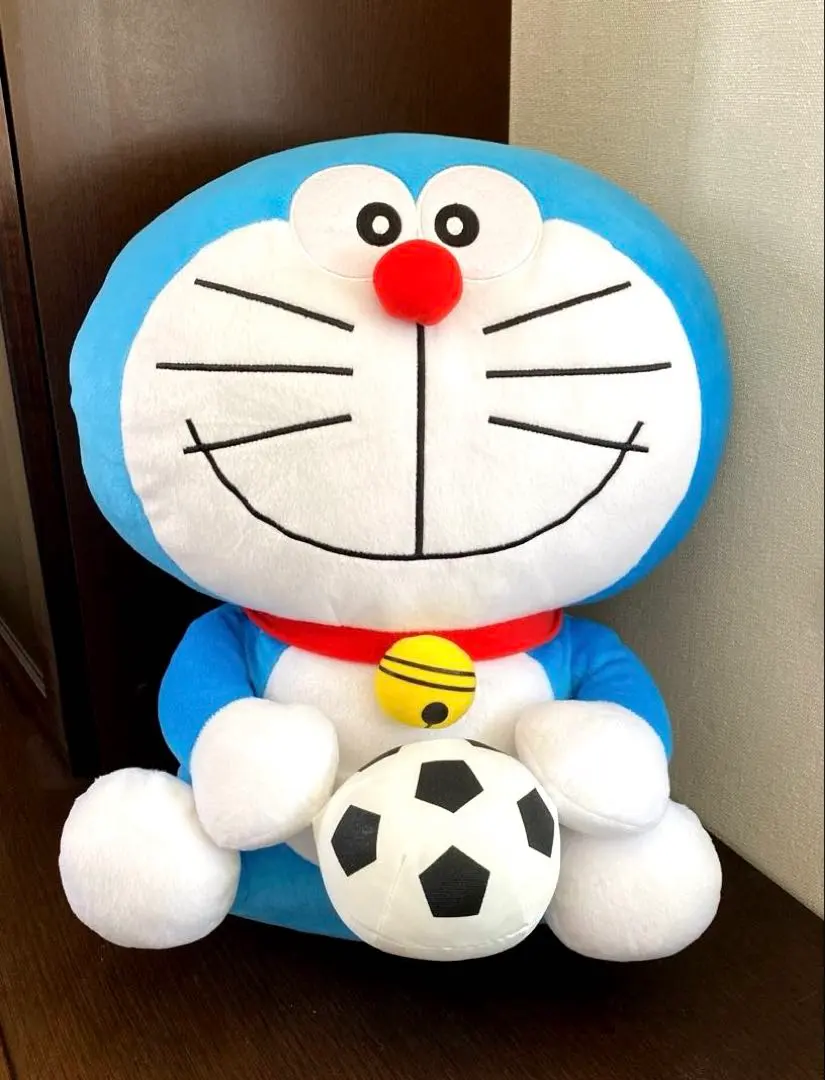 ドラえもん　ギガジャンボ　サッカースタイルぬいぐるみ ドラえもん ギガジャンボサッカースタイルぬいぐるみ｜タイトー