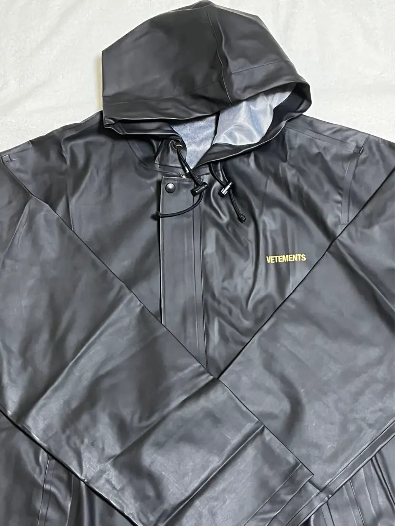 VETEMENTS ヴェトモン　モノグラム　ナイロン　コート　美品 VETEMENTS レインコート （ヴェトモン VETEMENTS MONOGRAM