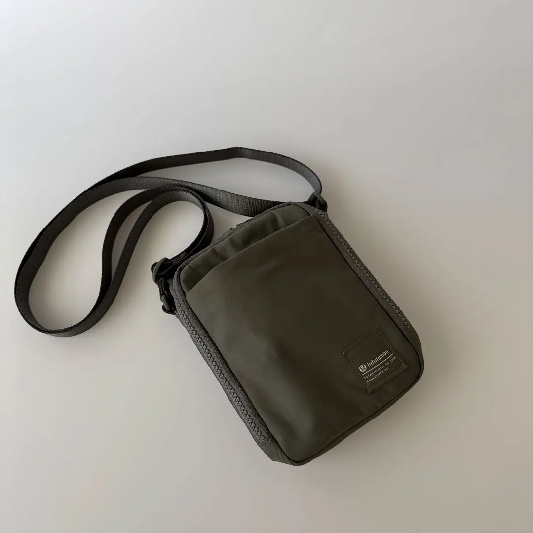 lululemon ベージュ ショルダーバッグ サコッシュ lululemon ベージュ ショルダーバッグ サコッシュ - メルカリ