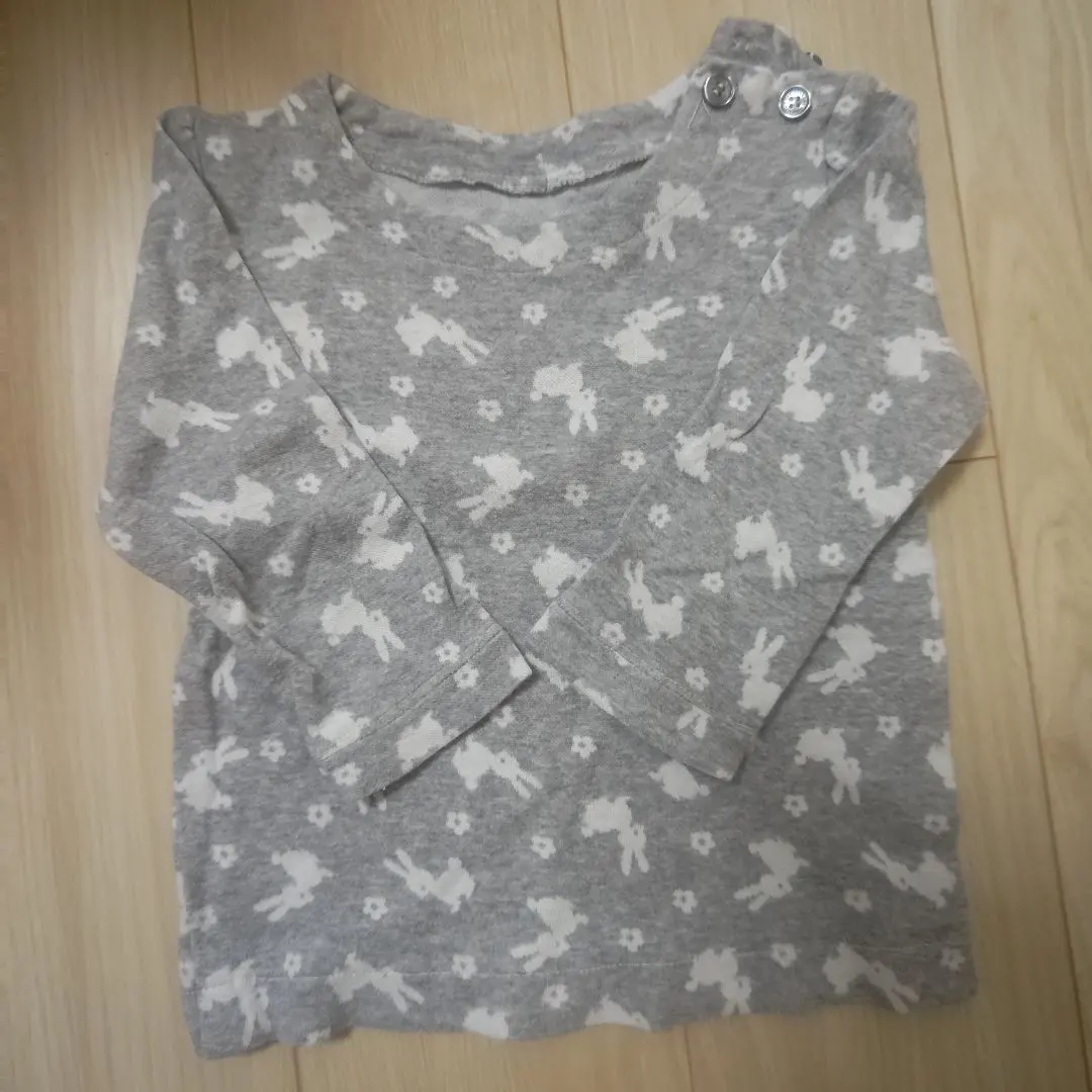 Thumbnail of Gray long-sleeved cut-and-sew with a rabbit pattern