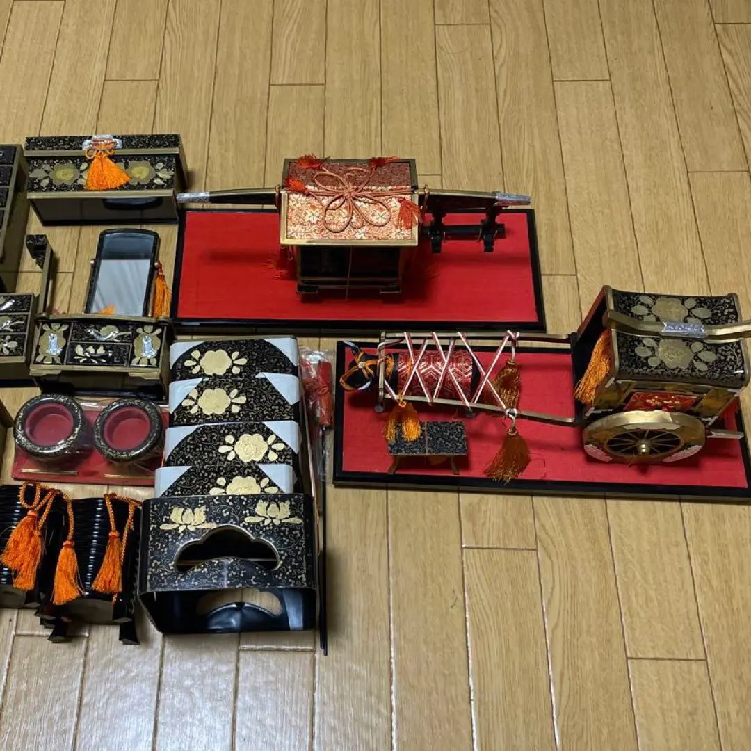 古い雛道具◆御三ツ揃◆木製 蒔絵 唐草 漆器 雛人形 骨董 ドールハウス 古い雛道具◇御三ツ揃◇木製 蒔絵 唐草 漆器 雛人形 骨董 ドール