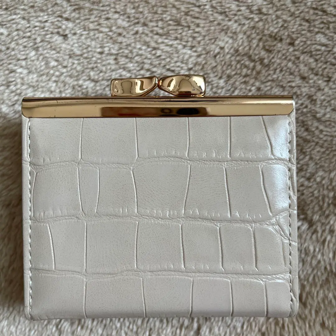 Thumbnail of Tri-fold clasp wallet