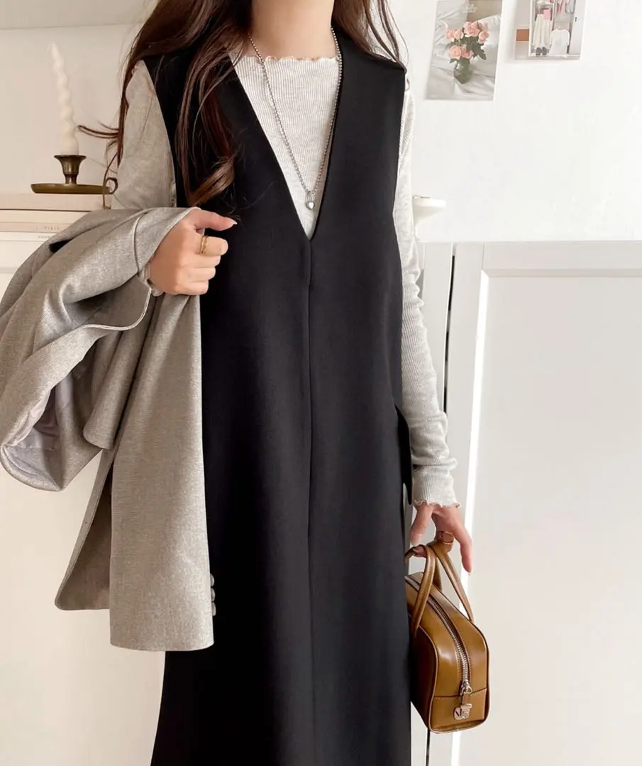 Thumbnail of Sleeveless V-neck cut-and-sew dress