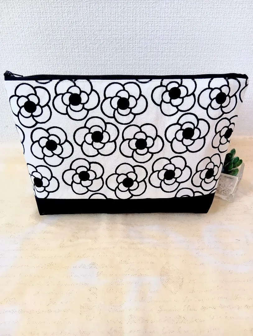 Thumbnail of Diaper Pouch (Camellia White x Black)