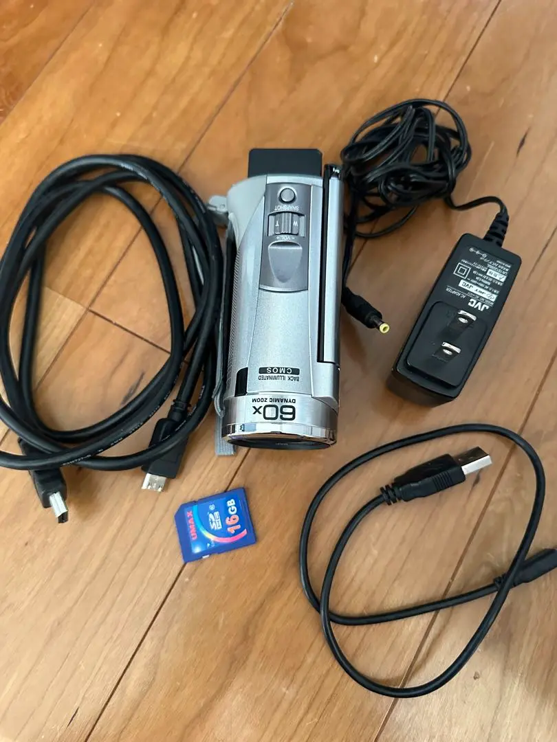 JVC ハイビジョンメモリービデオカメラ 16GB GZ-E242-S Amazon | JVC Everio ハイビジョンメモリービデオカメラ 8GB