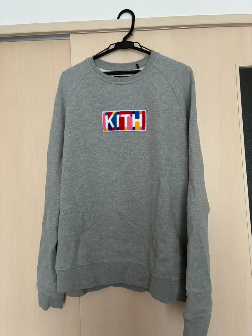 KITH グレー ロゴトレーナー 新品タグ付き KITH グレー ロゴトレーナー 新品タグ付き