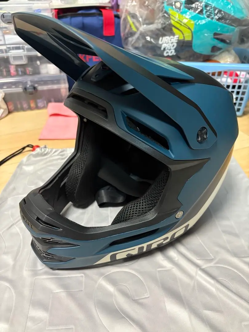 URGE LUNORヘルメットとシューズ、RF膝当てセット URGE LUNORヘルメットとシューズ、RF膝当てセット