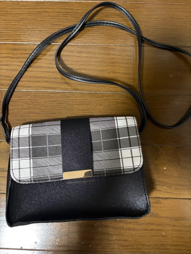 Thumbnail of Checkered shoulder bag