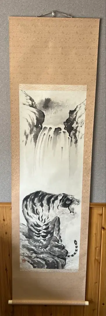 掛け軸　虎　呉春作　日本画　水墨画　古美術　骨董品 掛け軸 虎 呉春作 日本画 水墨画 古美術 骨董品 - メルカリ