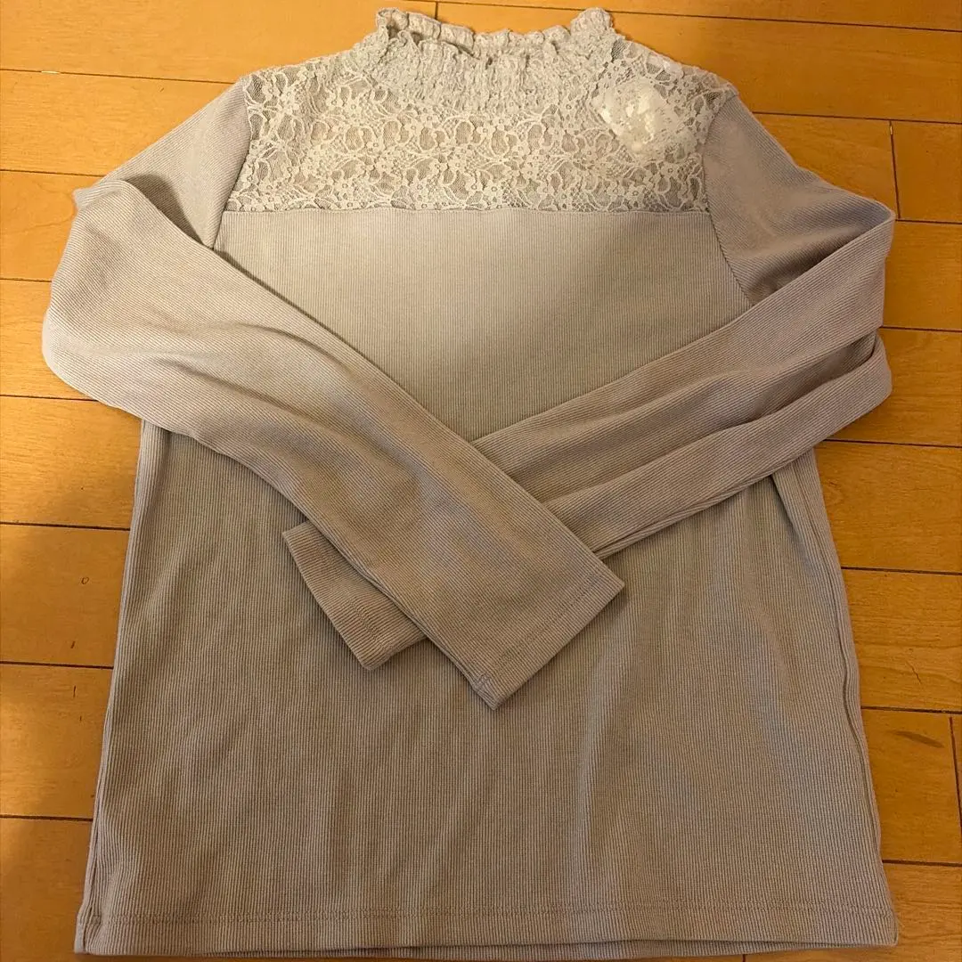 Thumbnail of earth music&ecology Light Gray Long Sleeve Top M