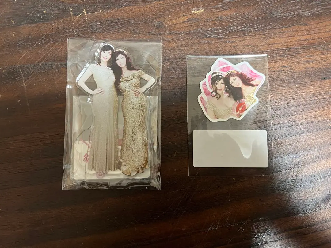 DMMオンクレ限定　ファビュラスマウスパッド・ステッカー　叶姉妹　セット 叶姉妹コラボグッズがDMMオンクレに登場！唇モチーフのバッグや