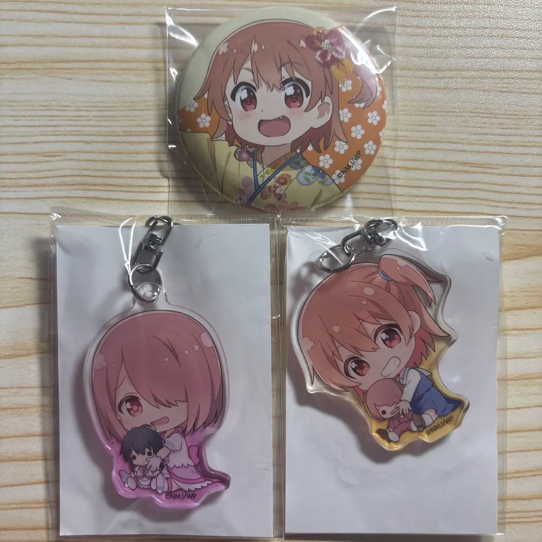 Thumbnail of Wataten! An Angel Flew Down to Me - Hinata Hoshino, Miyako Hoshino - 3 items: Can badge, acrylic key chain