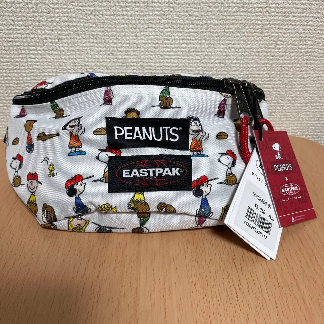 イーストパック　スヌーピーハウス　未使用　新品 Eastpak【イーストパック】 Peanuts【スヌーピー】ボディバッグ