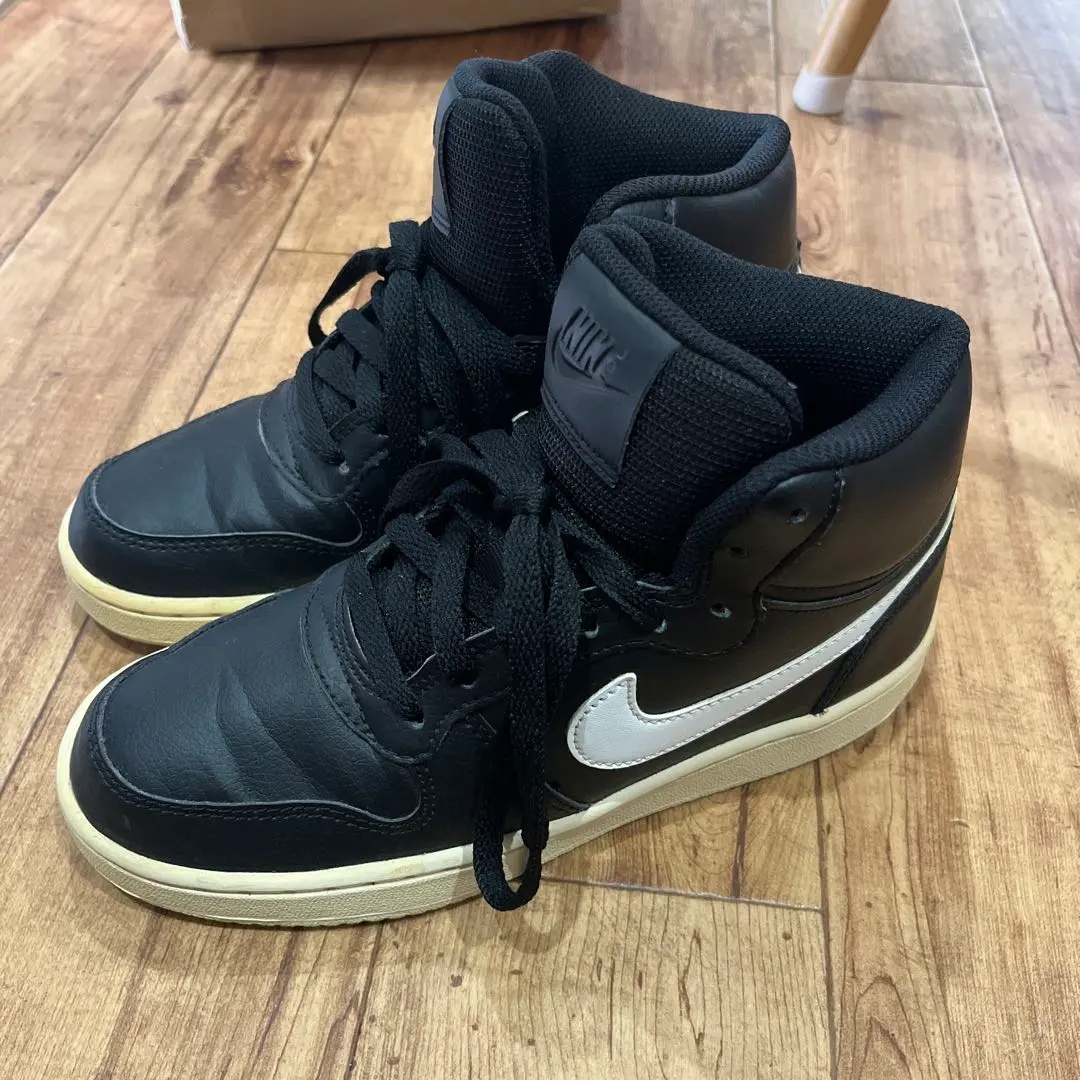 耐吉 黑色 高筒運動鞋 的縮圖