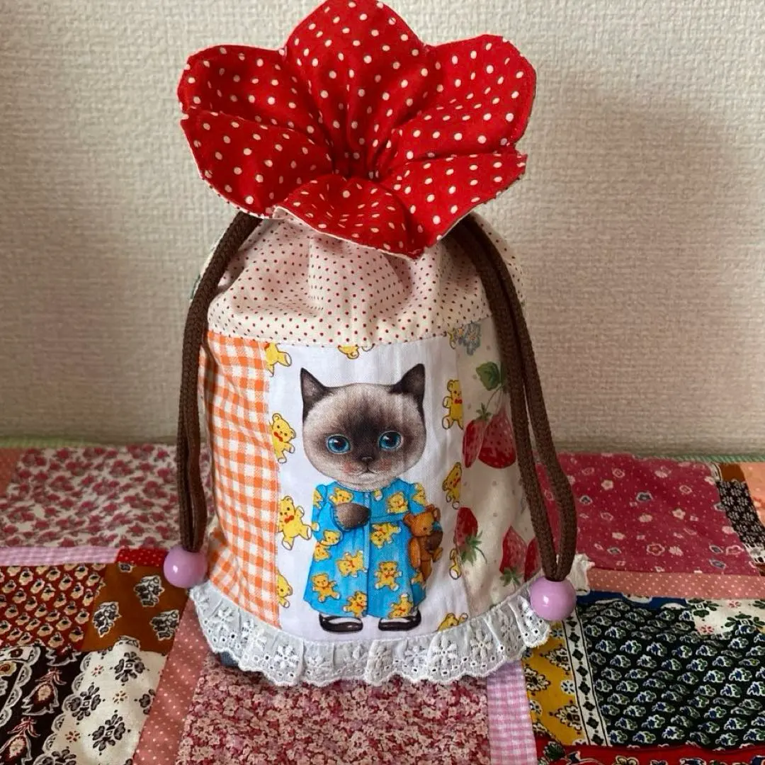 Thumbnail of Koyan Isamchong: Drawstring pouch that turns into a flower when you pull the string