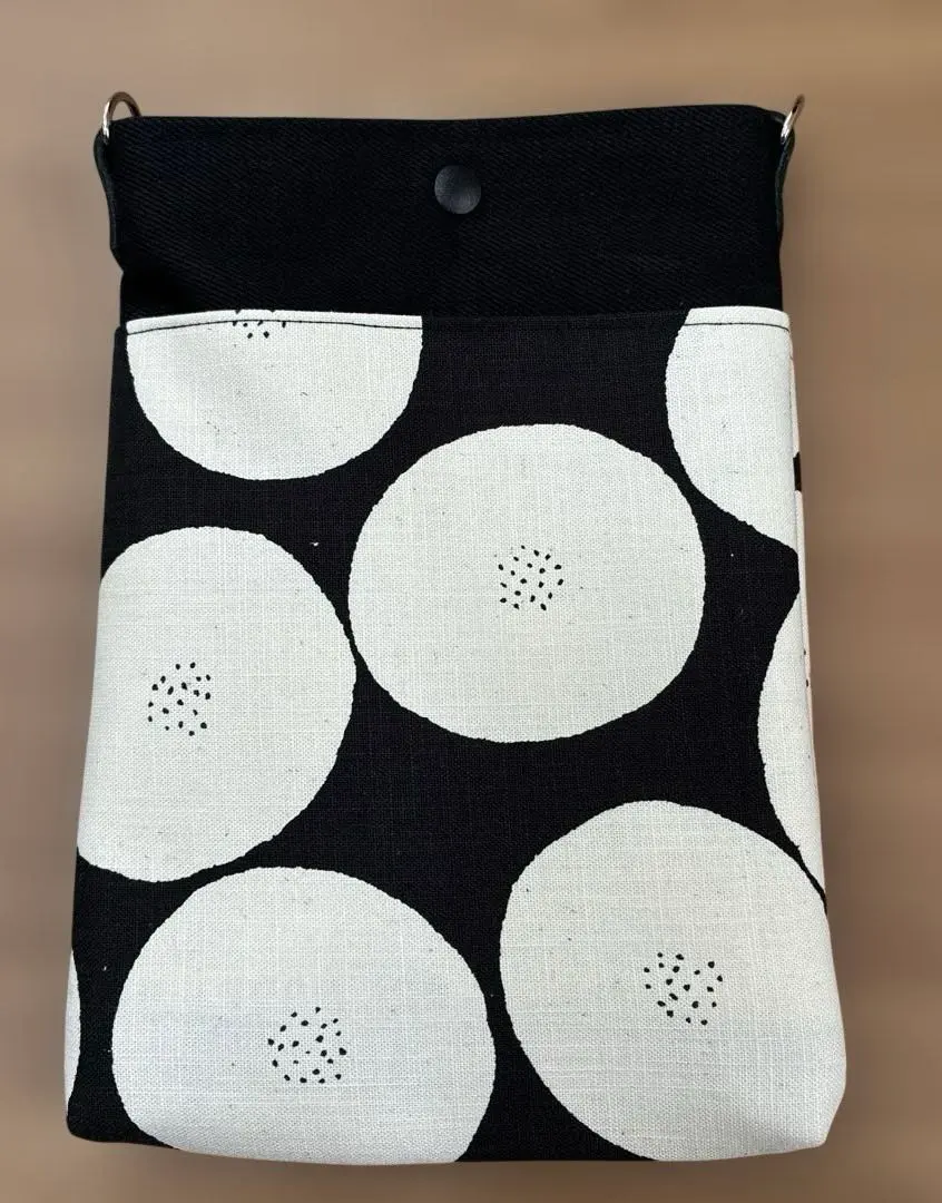 手機斜挎包 小包 手工製作 黑色 麵包餡圖案 的縮圖