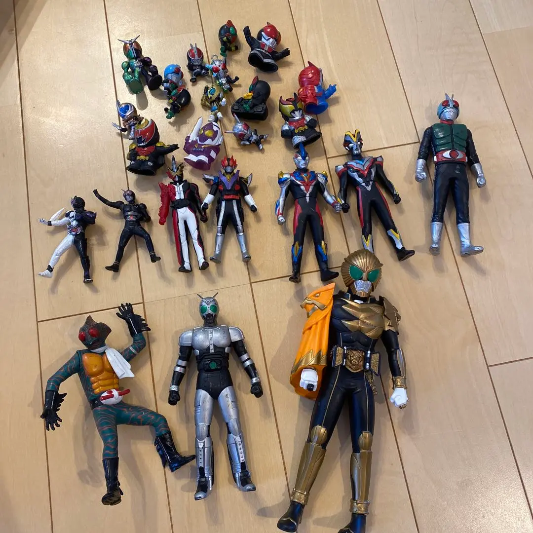 Thumbnail of Kamen Rider and other figures, a large set