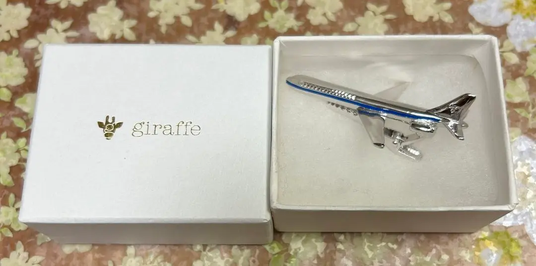 超美品　正規品　giraffe  ジラフ　飛行機型 ネクタイピン  箱あり 飛び立つ、瞬間。｜giraffe airline03(滑走路)CHARCOAL