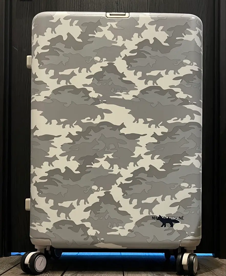 未使用MAISON KITSUNÉ × Samsonite 完売品 Boasting the signature Maison Kitsuné “Camo Fox” print, our