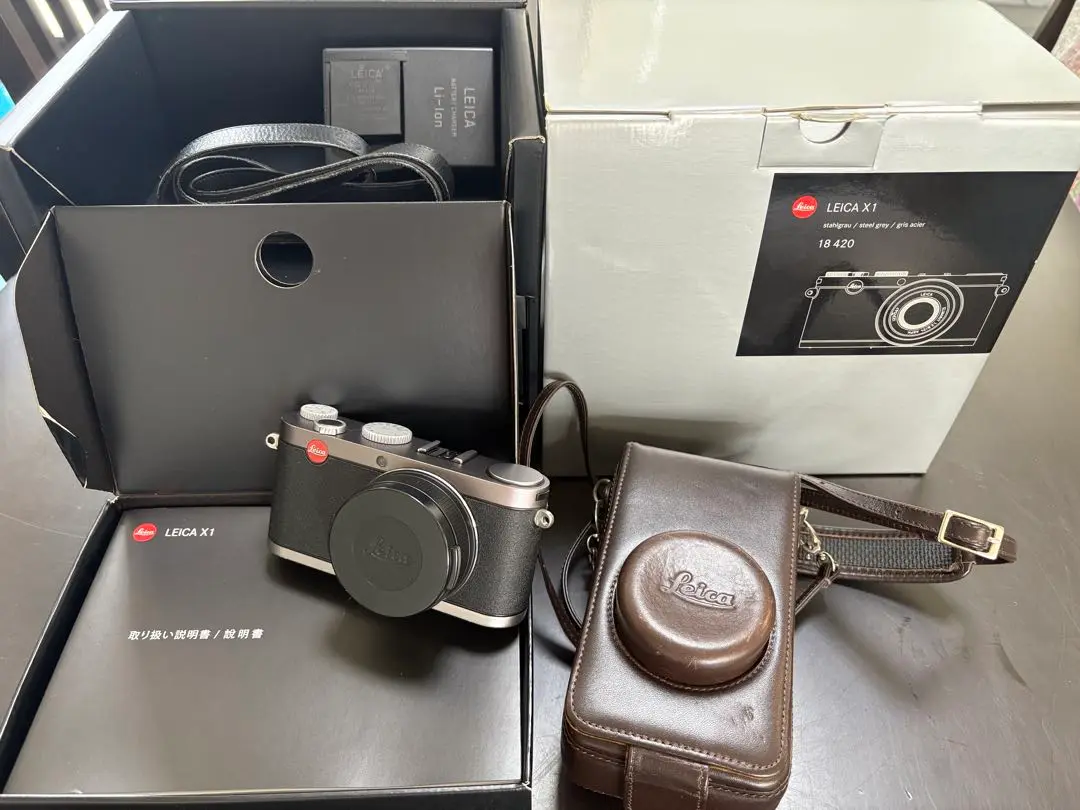LEICA ライカ X1 純正バッテリー2つ ストラップ ケース LEICA ライカ X1 純正バッテリー2つ ストラップ ケース Amazon