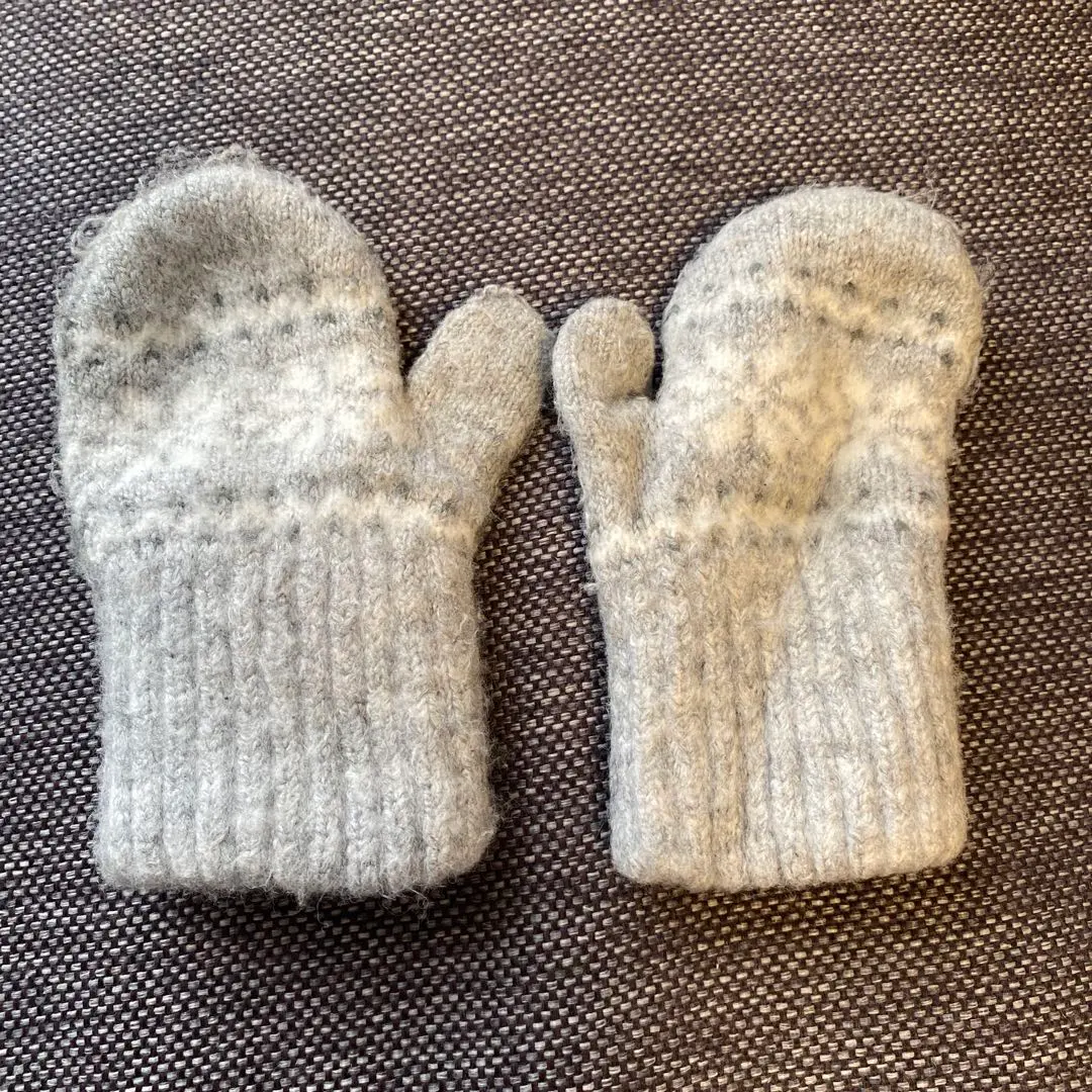 Thumbnail of Mittens, gray