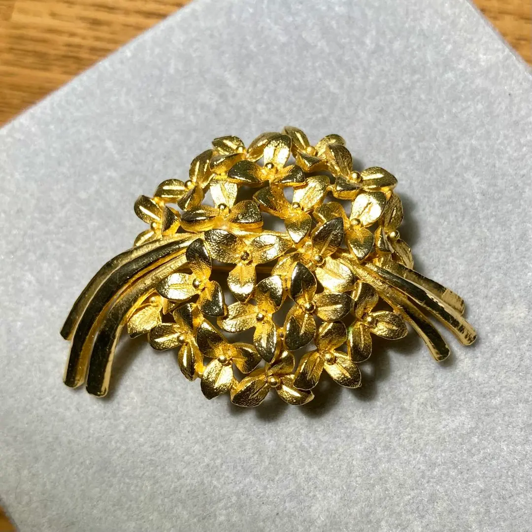 Thumbnail of Gold-colored bouquet motif brooch vintage accessory