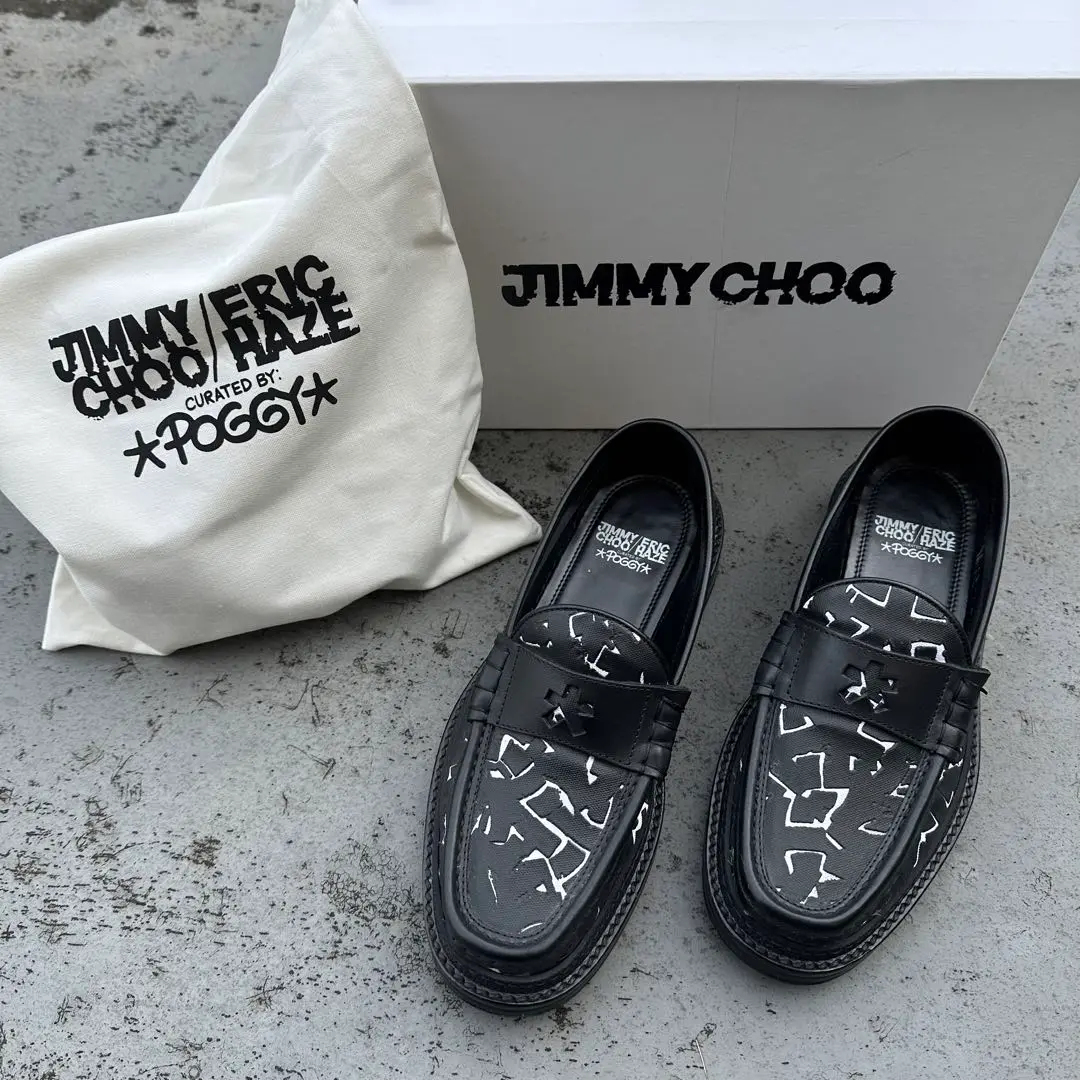 極美品 ジミーチュウ レザー チャーム ERIC HAZE コラボ ロゴ型押し JIMMY CHOO × ERIC HAZEのコラボを実現させた小木“POGGY”基史
