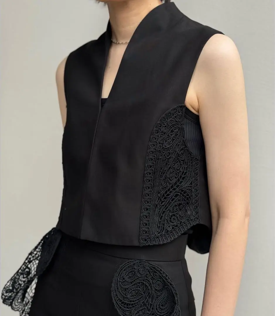 【期間限定値下げ】Mame Kurogouchi 24FW コード刺繍ベスト 黒 ☆mame kurogouchi完売コード刺繍ベスト☆黒☆新品タグ付き