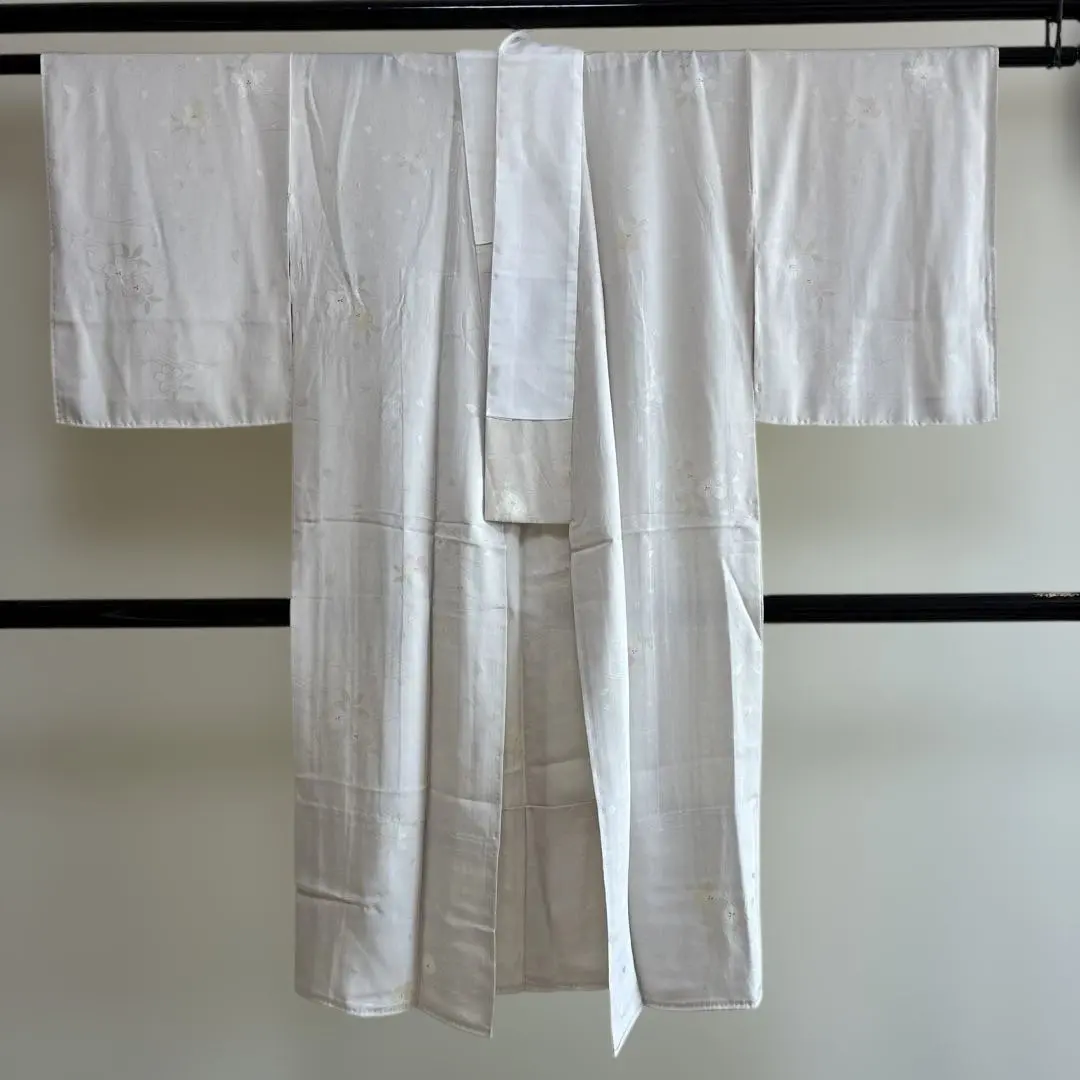 Thumbnail of ■E4938■Genuine Silk■Silk Gray (Kinnezumi) Color■Mon (Crest) Pattern■Floral Pattern■Single Layer (Hitoe) Nagajuban (Under-kimono)■Length 119cm　Sleeve to Sleeve 62cm