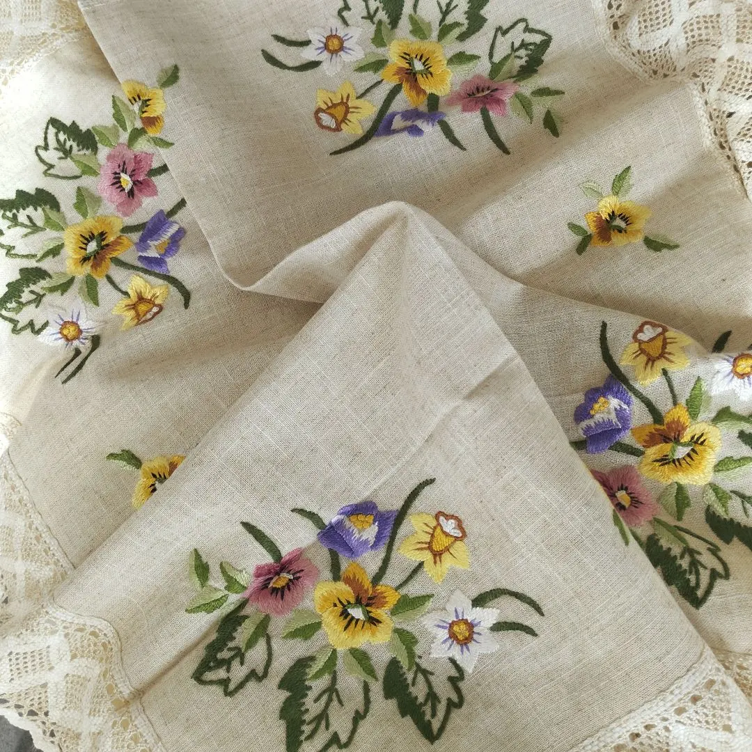 再お値下げ☆カロチャ刺繍☆テーブル敷き 再お値下げ☆カロチャ刺繍☆テーブル敷き