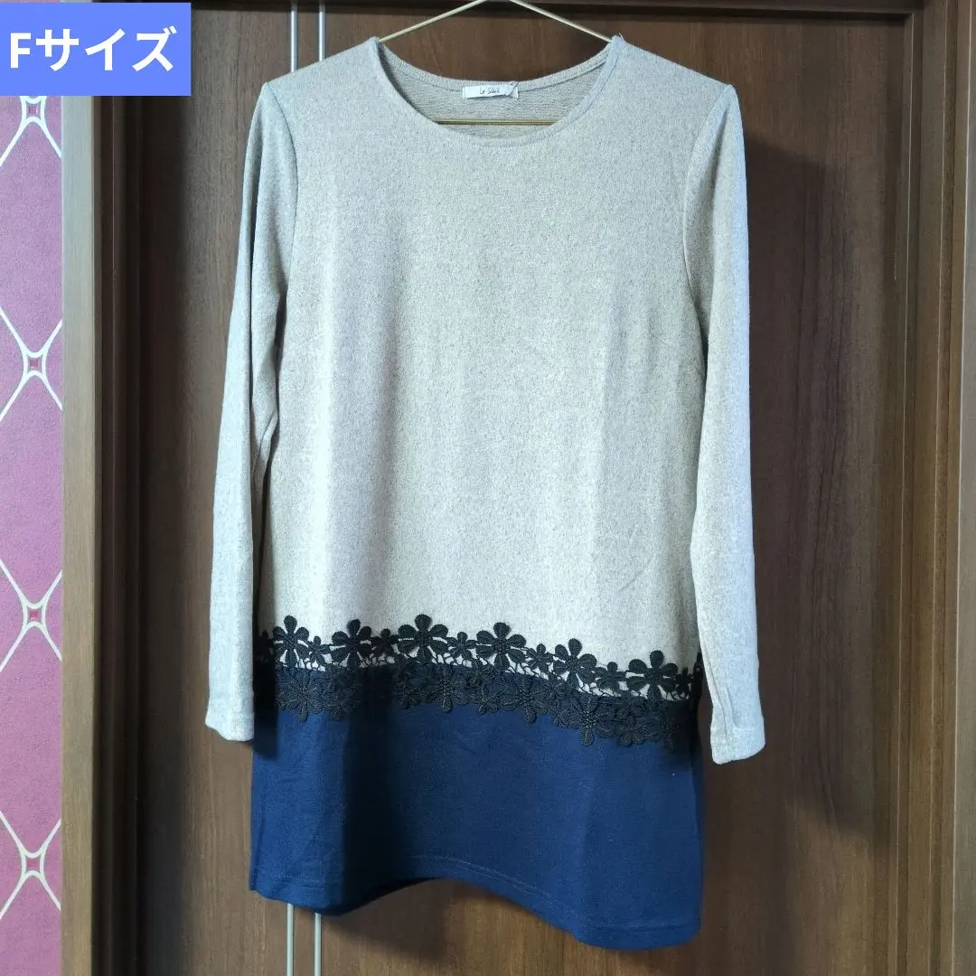 Thumbnail of Tunic cut-and-sew with flower motif, F size, gray and navy ◎