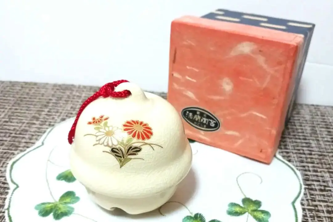 薩摩焼 漆間窯 溶岩焼 金彩菊文白薩摩茶碗 共箱 茶道具 ウブ品 WWTT239 薩摩焼 漆間窯 溶岩焼 金彩菊文白薩摩茶碗 共箱 茶道具 ウブ品