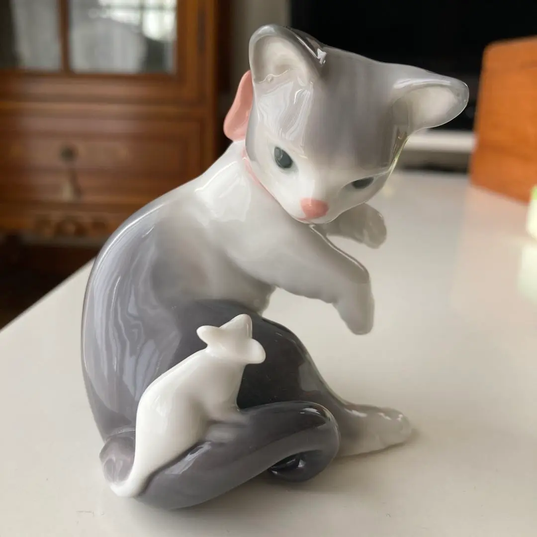 美品　LLADRO リヤドロ ネコとネズミ 陶器人形 フィギュリン インテリア LLADRO リヤドロ ネコとおもちゃ 猫 ネズミ 鼠 置物 01009547
