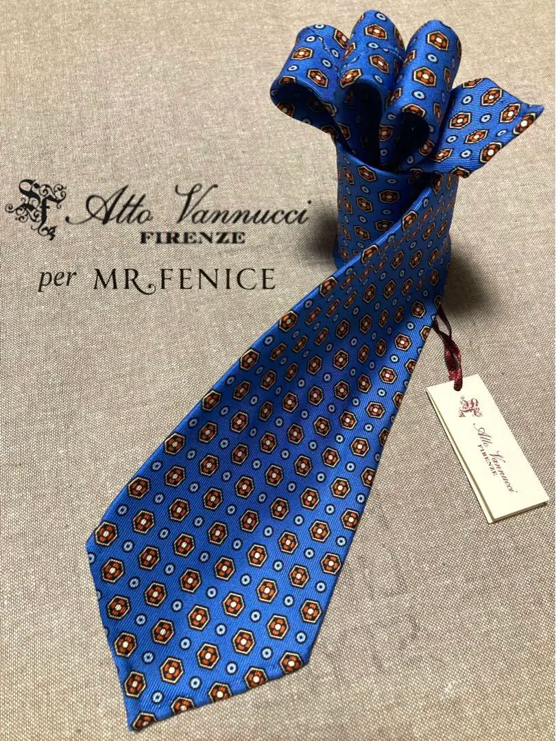 アット・ヴァンヌッチ/Mr.Fenice、シャルピーナ、ネッカーチーフ