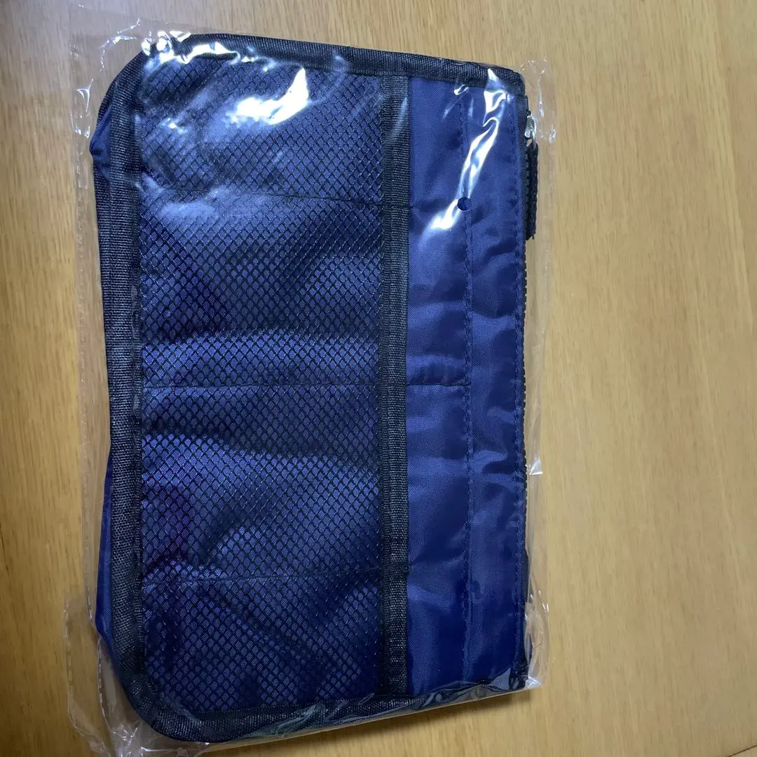 Thumbnail of Shoulder pouch