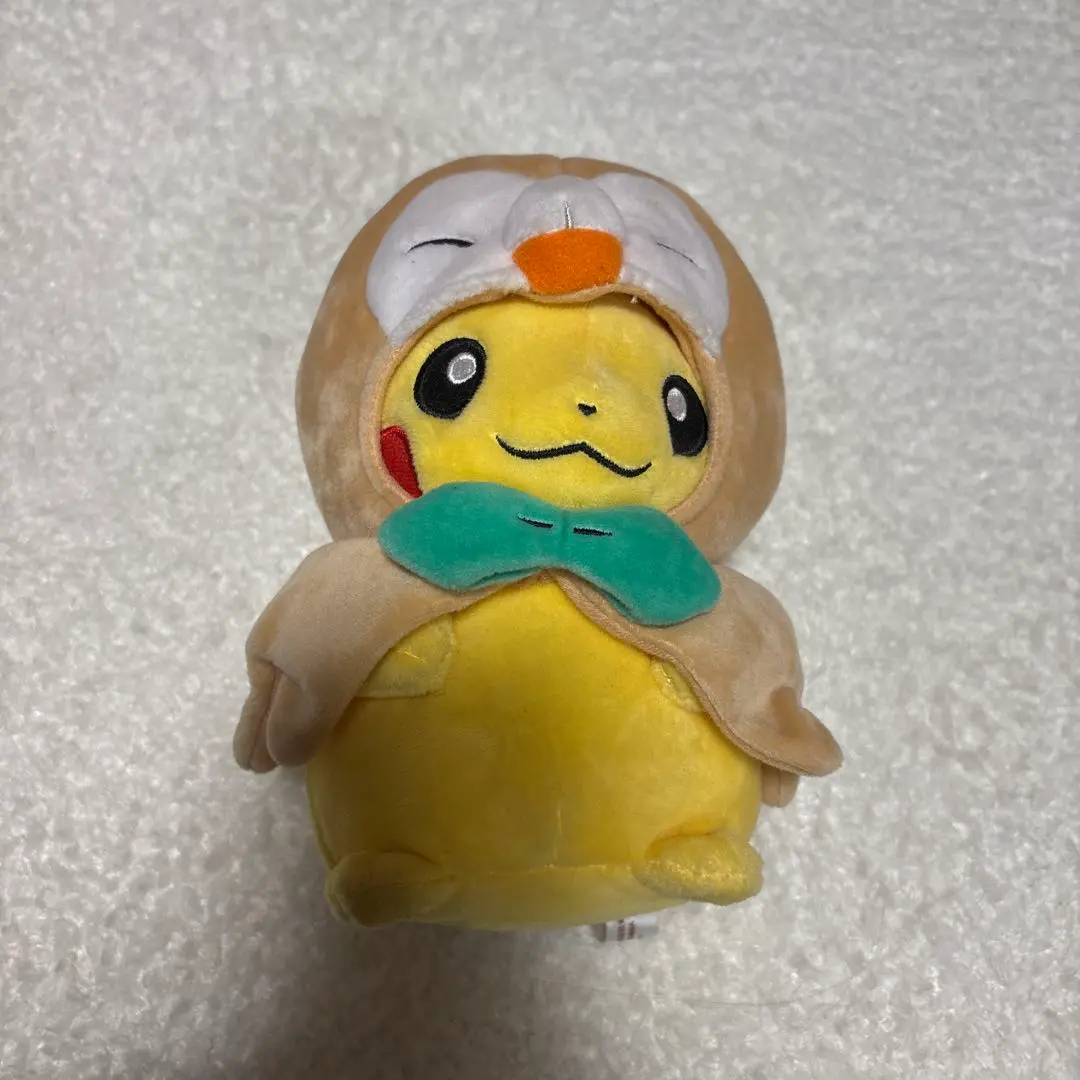 ポケモン モクローのポンチョを着たピカチュウ ぬいぐるみ ポンチョピカチュウ ポケモン - モクローのポンチョを着たピカチュウ ぬいぐるみの