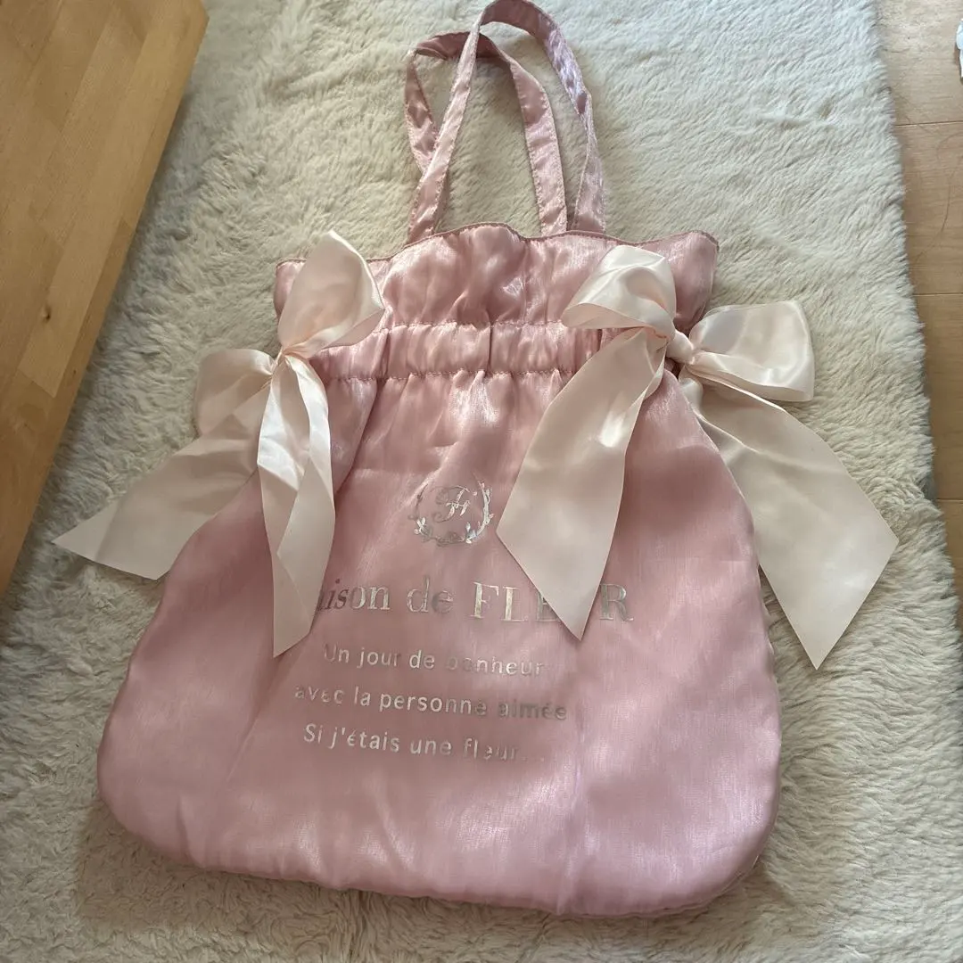 Maison de FLEUR 閃亮雙蝴蝶結抓皺手提包 的縮圖