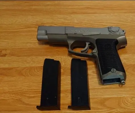 ルガーP85。東京マルイ プラスチック製エアガン。銃口ゴム付き