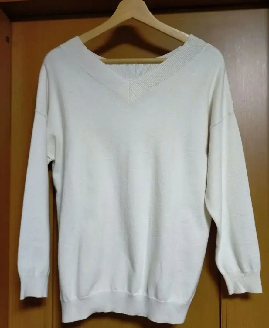 Thumbnail of AFRICATARO★White V-Neck Knit Long Sleeve