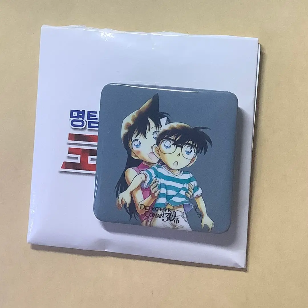 名探偵コナン　コナン展　韓国限定　ホログラム缶バッジ付きシュシュ　毛利蘭 BOX】名探偵コナン 場面写トレーディングホログラム缶バッジ