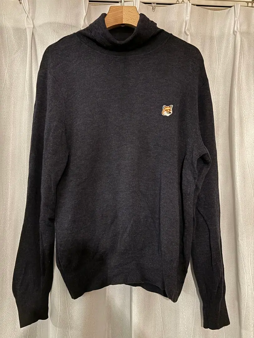 MAISON KITSUNE メゾンキツネ FOX HEAD タートルネック セーター メゾン キツネ ニット ネイビー メンズ LM00820  プレゼント 人気 【返品送料無料】【ラッピング無料】 - 【EARTH BOUTIQUE】- プレゼント＆ギフトのギフトモール