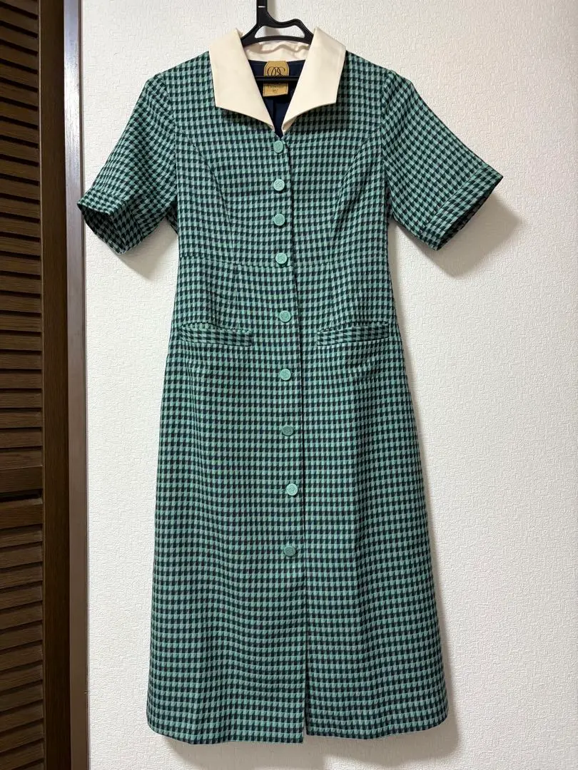ら*ん様 tnewties ワンピース メニュー表で顔を隠してる Tnewtiesトゥエンティーズ【メニュー表で顔を隠している